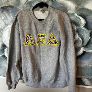 Size L Gildan Alpha Xi Delta Embroidered Crewneck Sweatshirt